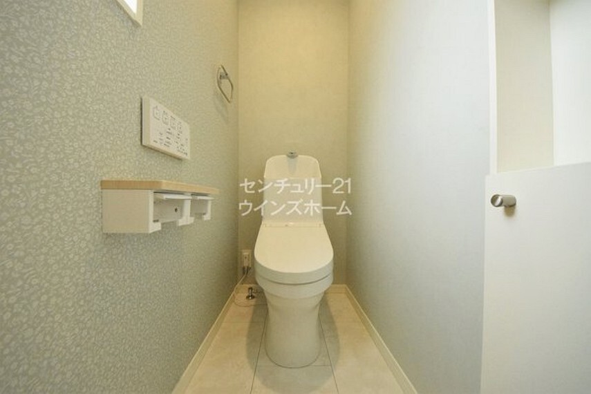 トイレ キレイに使用したい方に嬉しいウォッシュレットタイプを設置。トイレットペーパーを2巻き設置できるのも「紙が無い!」なんてうっかりを防止します。