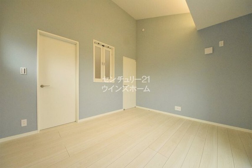 寝室 飽きのこないよう、一部のお部屋にはアクセントクロスが施され、オシャレに見せてくれます。お部屋の模様替えも楽しめちゃう!