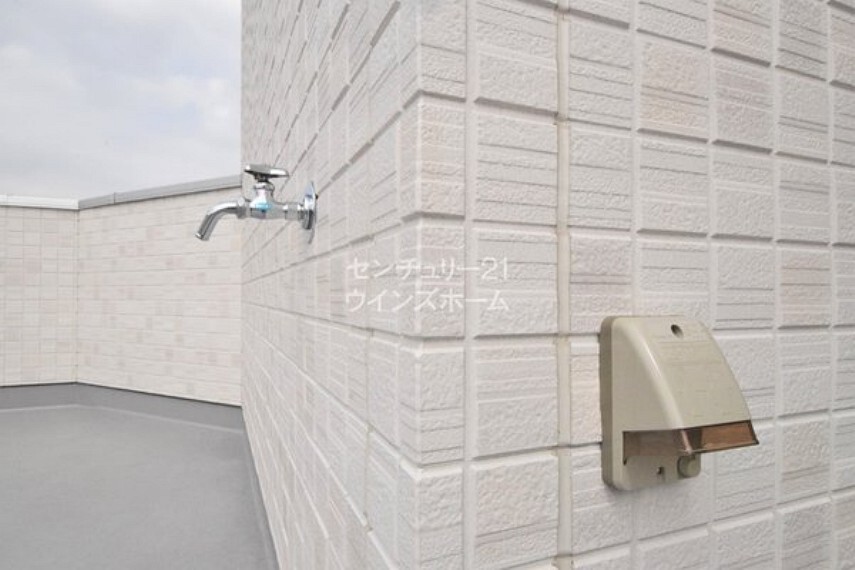 バルコニー 水栓付きで汚れをすぐに洗い流すことができます!防水コンセントのご用意も!