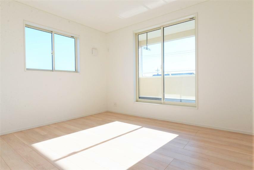 同仕様写真（内観） 【同仕様例】大きな窓からは暖かな陽光が広がり、プライベートルームを快適にお使いいただけます。