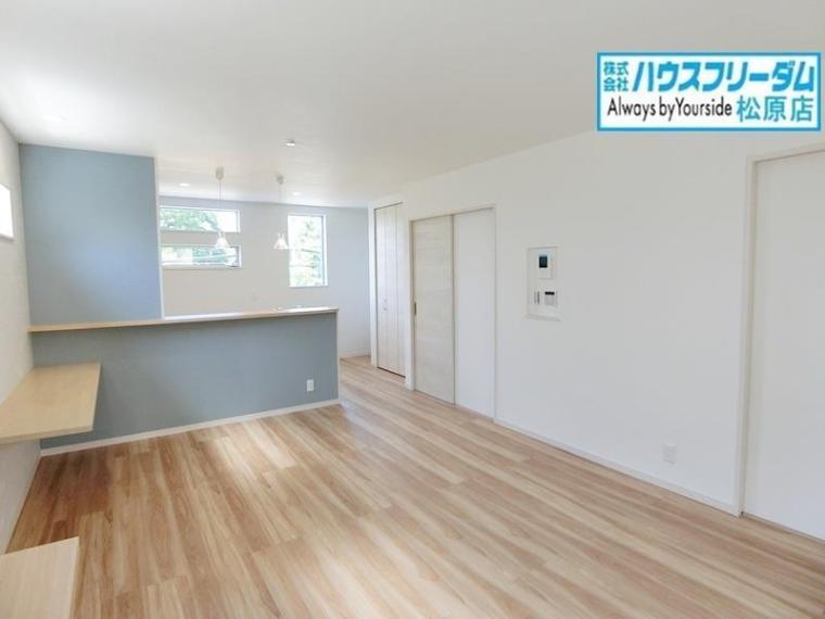 居間・リビング 対面キッチン採用のリビングは家族が一つになれる空間となります! お料理をしながらリビング全体を見渡すことができるのでお子様が遊んだりしていても一緒に空間を共有できます! ぜひ一度ご覧ください!