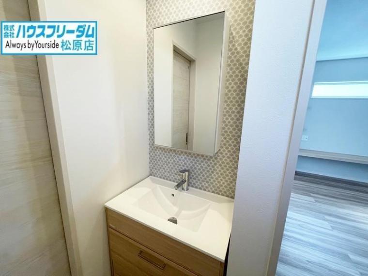 洗面化粧台 2階トイレ横の洗面台です! 家族が多いほど、朝は混雑しやすい洗面所。朝の準備をスムーズに行えます! 1階の洗面台と同様、鏡の裏まで収納になっておりすっきりと整理整頓できます!