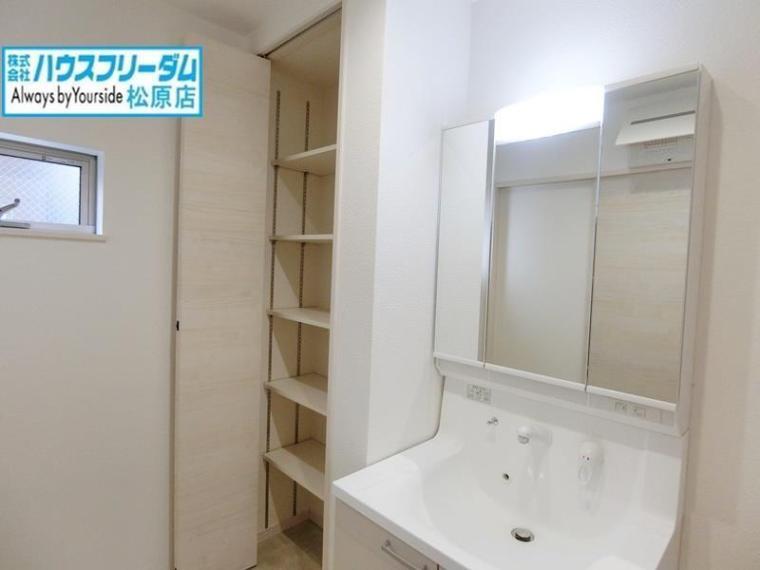 洗面化粧台 毎日使うものだから水回りは清潔な空間を保ちたいですよね! 洗面化粧台にはそんな願いを叶えてくれる収納アイデアが満載です! タオル類や置き場所に困る美容家電を、出し入れしやすく収納できます!