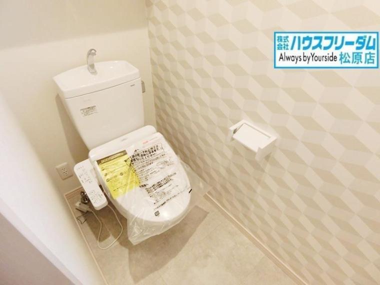 トイレ 白で統一された空間は、清潔な印象を与えてくれそうですね。窓から光が入り、明るい雰囲気のお手洗いです。 1階と2階にトイレがあると、来客時にも気兼ねなく使うことができます。