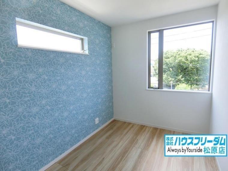 洋室 全居室二面採光で日当たりと風通しが良好です! 優しい光と心地良い風の通り抜けるお部屋は風が抜けると気持ちよく爽快感のある空間となります! 快適で広々とした癒しの空間で、心地良いひと時をお過ごしください!