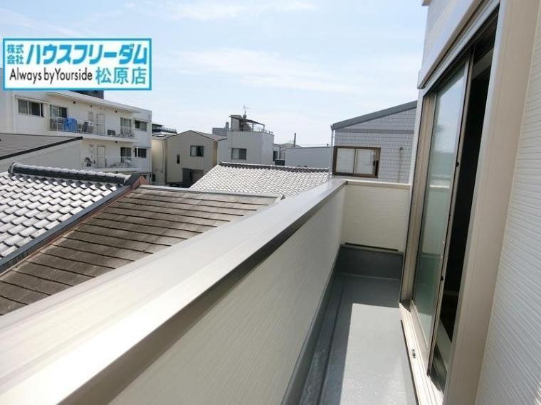 バルコニー バルコニーでは気持ちよくお洗濯物を乾かすことができます! 洗濯物だけでなくお布団やシーツも1回でまとめて干せます! 3階のバルコニーは日当たりがよく視線も気になりません!