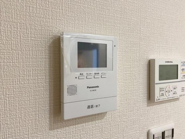 TVモニター付きインターフォン 奥様やお子さんのみの在宅も安心。ボタンひとつで通話が可能です。 突然の来訪も時間帯に関係なく鮮明な画像で確認することが出来ます。