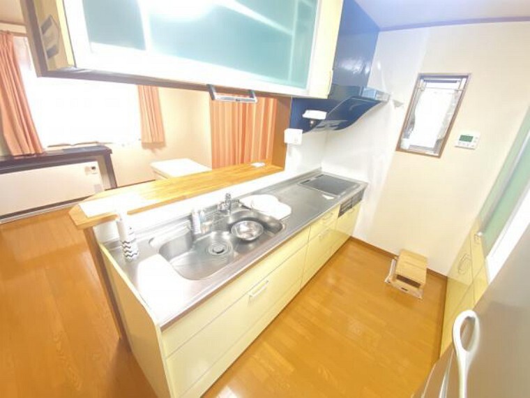 キッチン 【リフォーム中】キッチンは水栓金具、レンジフード、IHコンロ、キッチンパネルを交換致します。
