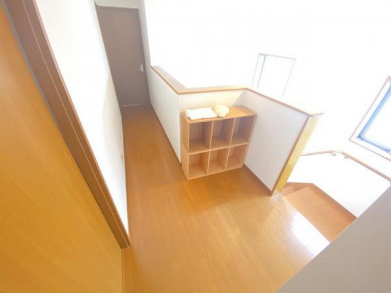 【リフォーム中】2階廊下です。フローリングはワックスがけ、天井・壁はクロス張替えを行います。