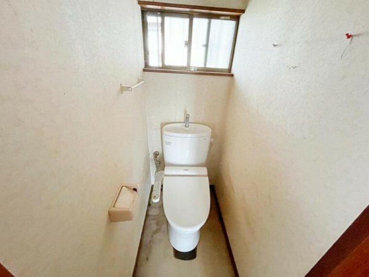トイレ 窓付の明るいトイレで、快適に利用可能ですね。