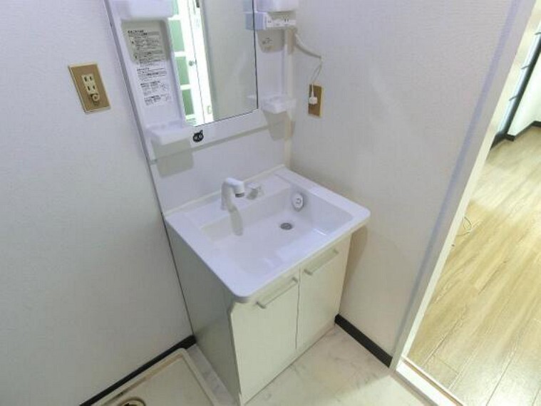 洗面化粧台 大きな洗面ボウルで、使いやすそうな洗面台です。