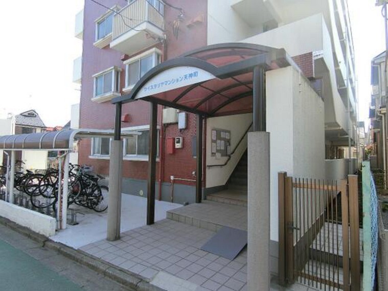エントランスホール 屋根のあるエントランスです。