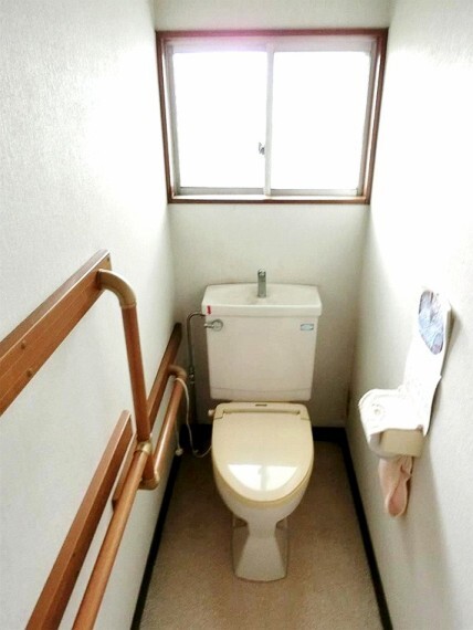 トイレ 窓があり明るいトイレスペースです。