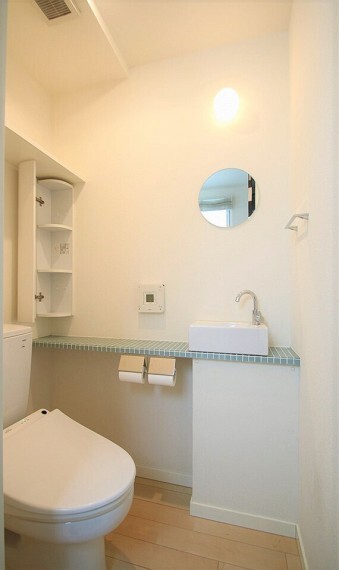 トイレ 手洗い場を設けたトイレ。トイレは1階と2階の2か所にあります