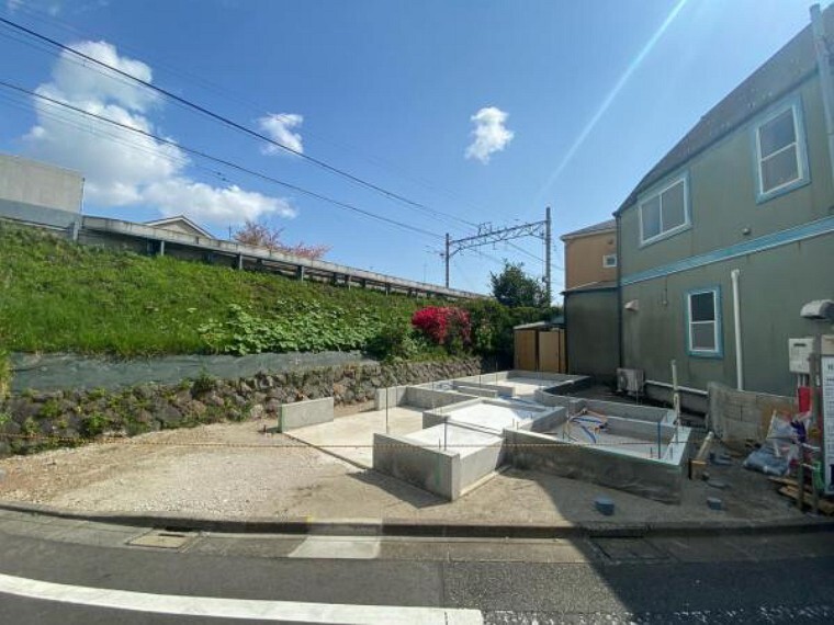 現況写真 青い空が広がる、吹き抜ける風が心地よいロケーションが魅力的。お金では買えない陽当たりを存分に取り込むことが出来るお住まいが堂々完成です。