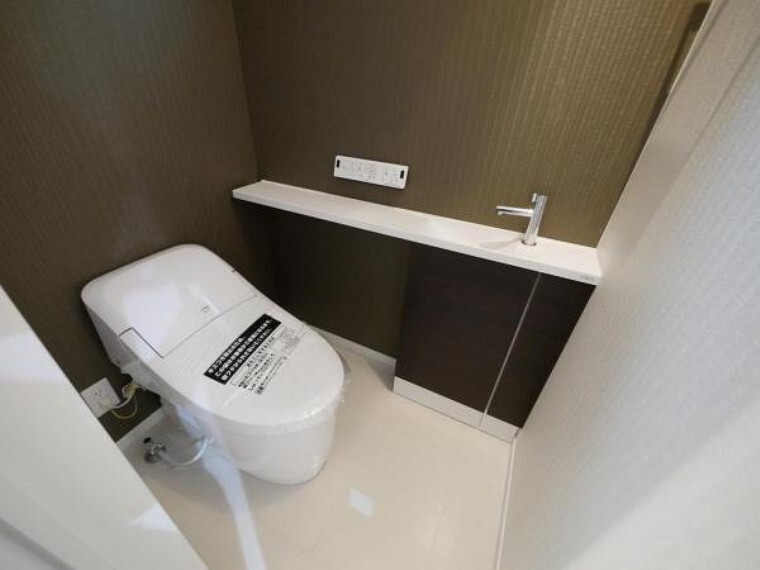 トイレ 先進設備がご家族皆様の健康をサポートしてくれるトイレ空間は、白を基調とした清潔感溢れる空間に。(トイレ施工例写真)