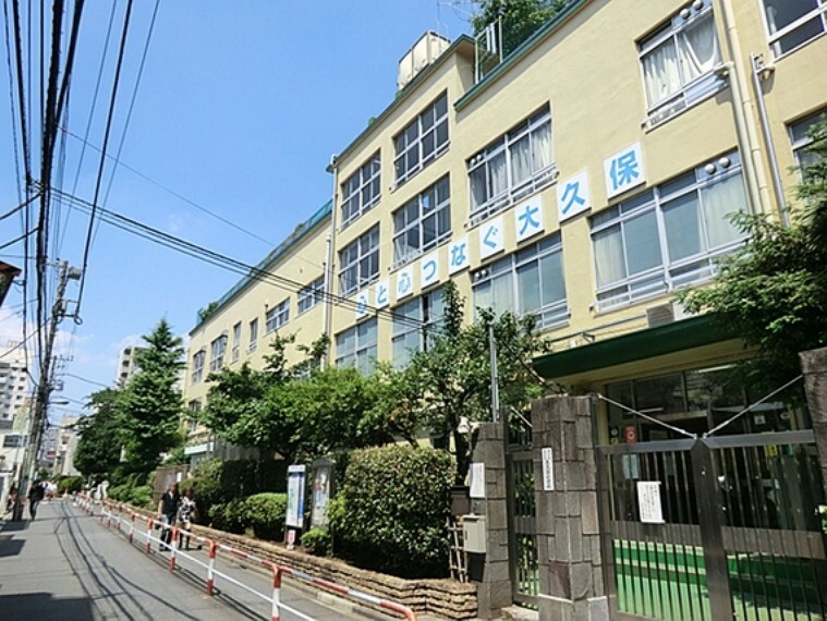 小学校 開校140周年を超える歴史と伝統のある学校です。新宿区のほぼ中央に佇んでおり、新宿区役所や新宿駅なども学区域となっています。
