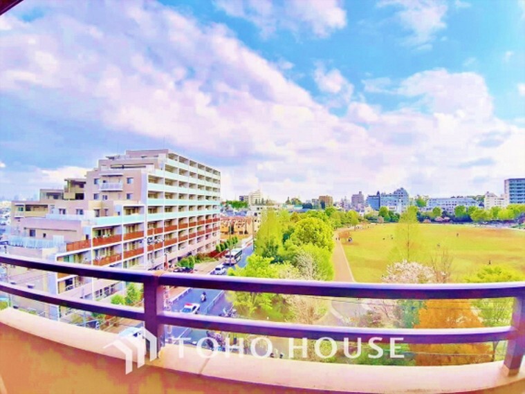 眺望 【Balcony】青空からの陽光を浴びるバルコニー爽やかな涼風が吹き抜け、周辺には住宅街の景色が広がります。心を落ち着かせ開放してくれる眺望が今日もご家族を包み込みます。
