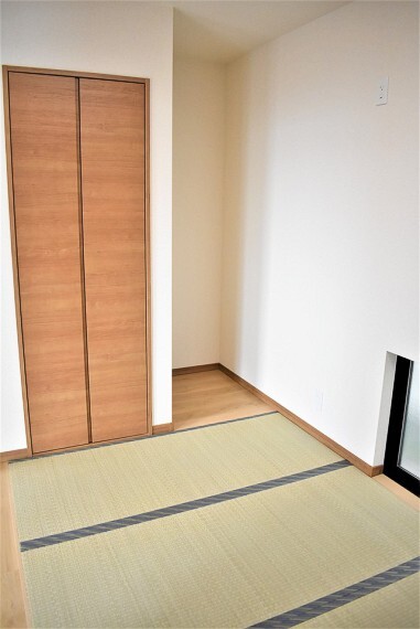 和室 琉球畳風のおしゃれな和室 しっかり収納があり便利です。やっぱり畳は落ち着きますね ゆったりとした時間を過ごせます。