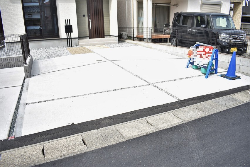 駐車場 最大3台駐車可能なゆとりあるカースペース。 目の前が駐車場だと、雨の日も、大量にお買い物をした時も便利ですよね