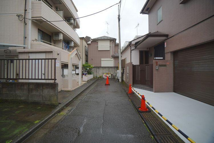 駐車場 前面道路は交通量が少ない位置指定道路となります。