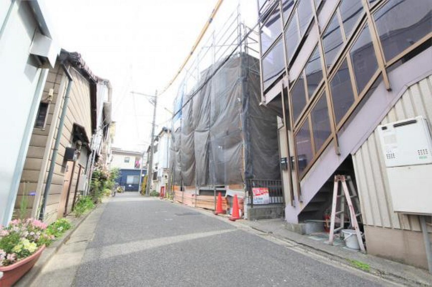 現況写真 交通量の少ない前面道路で、小さなお子様のいらっしゃるご家族様も安心です