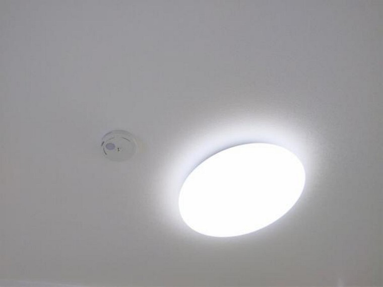 【設備写真】各居室の照明器具は新品交換します。照明器具は設置した状態でお引渡しを致しますのでお客様が別途ご購入いただく必要はございません。