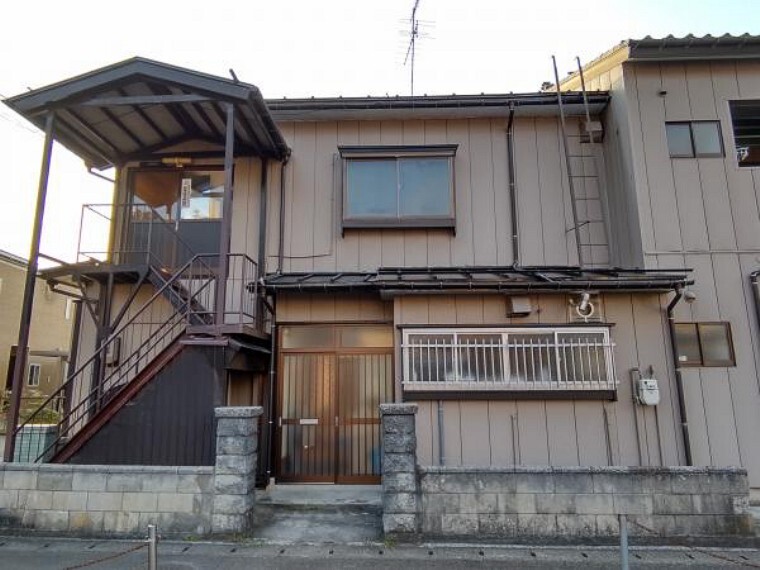 玄関 こちらは玄関です。玄関左の階段をのぼると2階のお部屋に入れます。