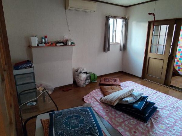 洋室 1階洋室。8帖。エアコン付きのお部屋です。晴れた日は小窓から光が差し込みます。※残置物は撤去します。