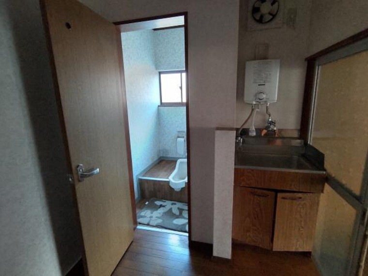 洗面化粧台 元事務所に完備された洗面室です。和式トイレのすぐ隣は給湯器つきの小さなシンクがあります。※残置物は撤去します。