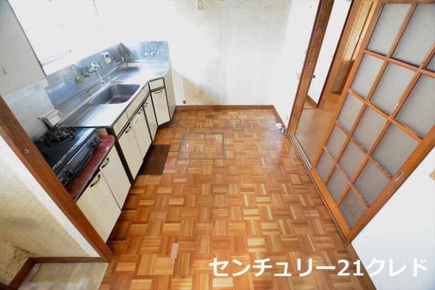 キッチン 明るい光と心地よい風が届く窓のあるキッチンです! ゆとりある作業スペース!動きやすさが魅力です! お問合わせはセンチュリー21クレドまでどうぞ!