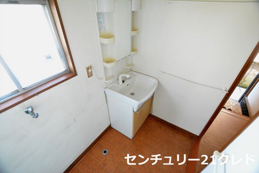 洗面化粧台 お家の中でも特にプライベートスペースとなる洗面所は、洗濯場所と浴室を同じ空間でまとめております。 居室からも独立しており、プライベート空間を保ちます!