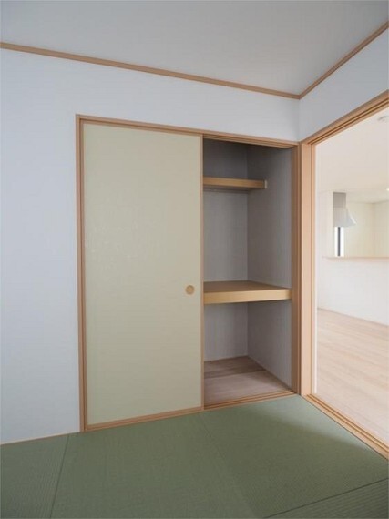 同仕様写真(内観) 【同社施工例】 実際に完成する建物と配色、形質が異なる場合があります。詳細はスタッフにお尋ね下さい。