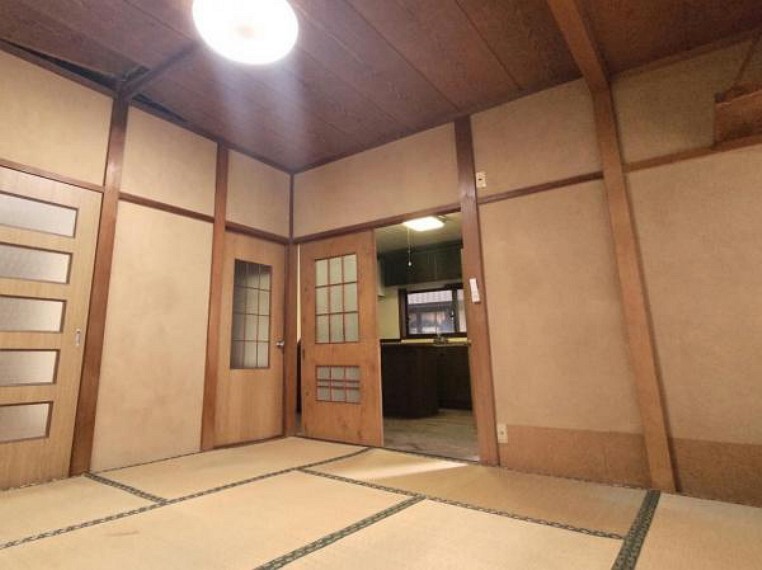 和室 【リフォーム中】一階和室8帖です。隣のダイニングと繋げてリビングに変更予定です。床はフローリング、壁はクロスの張替えを行い清潔感のある仕上がりにします。