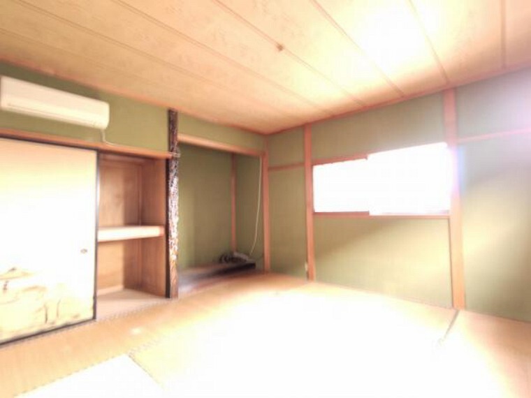 洋室 【リフォーム中】2階9帖和洋室に間取変更予定のお部屋です。クロス張替え、照明交換、床クッションフロア張りを予定しております。ご夫婦の主寝室にいいですね。