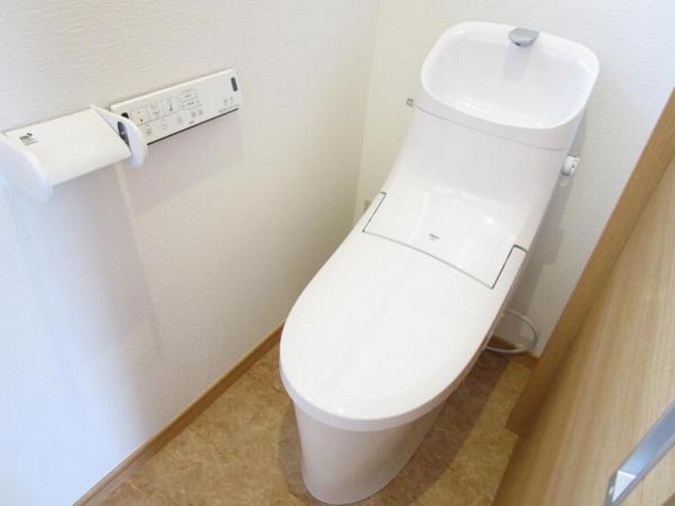 【同仕様写真・トイレ】トイレは1階と2階に設置されております。2階に2部屋あるのでトイレが2つあるのはとても便利です。もちろん便器新品交換で、リクシル製を採用しています。