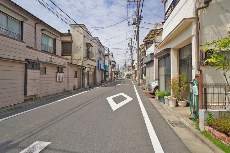 現況写真 きれいに整備された前面道路。敷地の前が整っていると気持ちが良いですね。