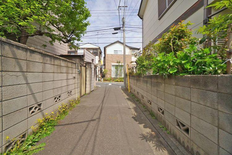 現況写真 物件周辺は規則正しく整備された街並み。道幅も広く、お子さんと一緒でも安心できる環境です。