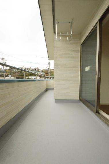 バルコニー 屋根付きワイドバルコニー