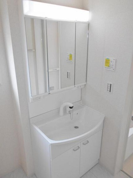 同仕様写真(内観) 【同仕様写真・洗面化粧台】曇り止め機能付きの鏡でお風呂上りもストレスフリー。