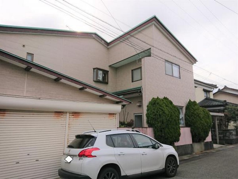 外観写真 外観別角度です。既存車庫を解体して間を広げ、駐車場を拡張いたします。ゆったり2台駐車可能になります。