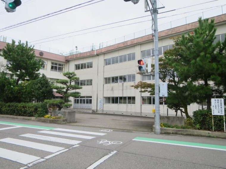 小学校 濁川小学校まで1100m(徒歩14分)。徒歩20分以内に小学校があるのは親にとってはやはり安心でおうち選びの嬉しいポイントのひとつですね。学校行事で遅くなっても近いと安心です。