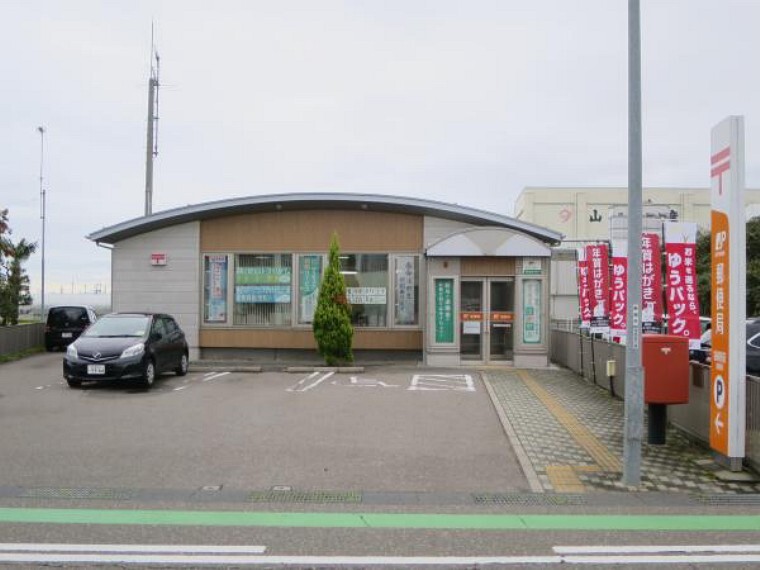 郵便局 新崎駅前郵便局まで700m(徒歩9分)徒歩15分以内に寄れる距離にあります。ちょっと寄れる距離に郵便局があるとお仕事帰りに荷物の受取りなども便利ですね。
