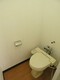トイレ 室内はリノベーション工事前の写真です。