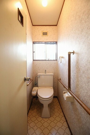 トイレ トイレにも窓があり、換気もバッチリ！