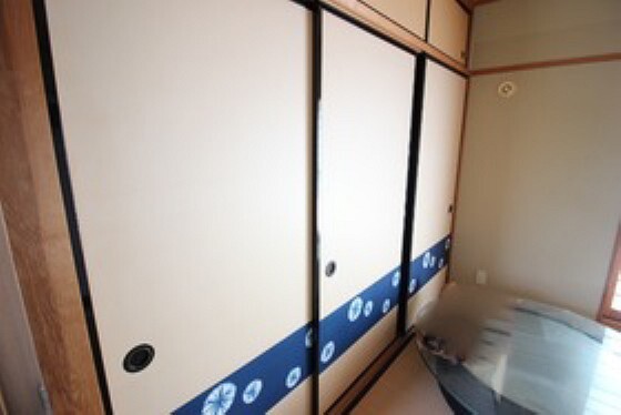 収納 押し入れ収納は奥行きがあるのでお布団や大きな荷物も収納できます。