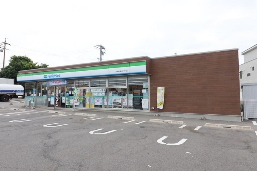 コンビニ ファミリーマート知多長浦インター店