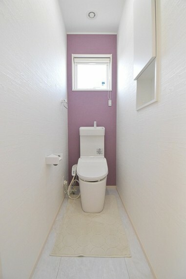 トイレ 2階トイレは小物の収納があります。