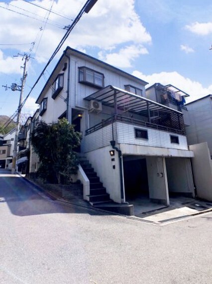 外観写真 西側と北側が道路に面した立地条件を生かして、西側には車2台を格納できるビルトインガレージを設置、そして北側には車1台分カーポート付きガレージになっております。