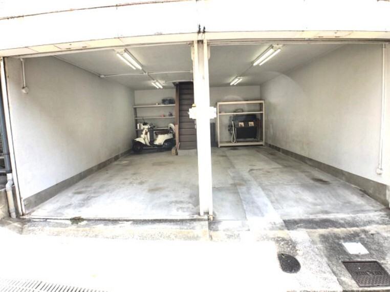 駐車場 趣味の車、バイク好きをとことん楽しめるビルトインガレージ。直接ダイニングにつながる階段があり雨の日も濡れずにお家の中に入れます。